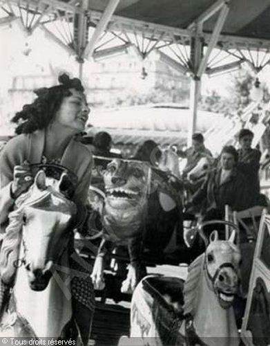 Manège de petits chevaux - Foire du Trône - 1962 - Photo d'Israël Bidermanas (alias Izis)