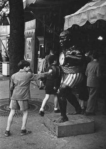 Un enfant devant un stand de boxe à la Foire du Trône - 1950 ?