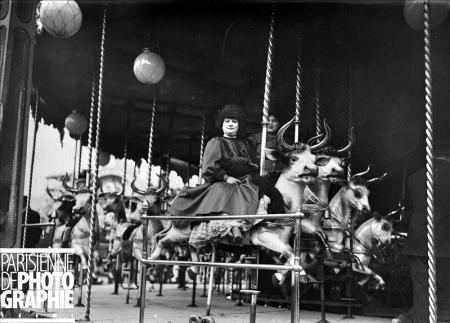 Manège à chevaux de bois Foire du Trône - 1908 - crédits jacques Boyer