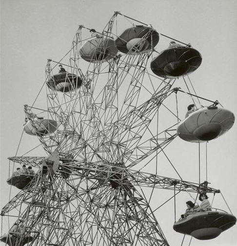 Grande Roue façon soucoupes volantes de la Foire du Trône - 1955- crédits RMN Marcel Bovis 