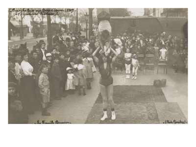La famille Bouvier, acrobates à la Foire aux Pains d’Épices, Boulevard Voltaire -1909 