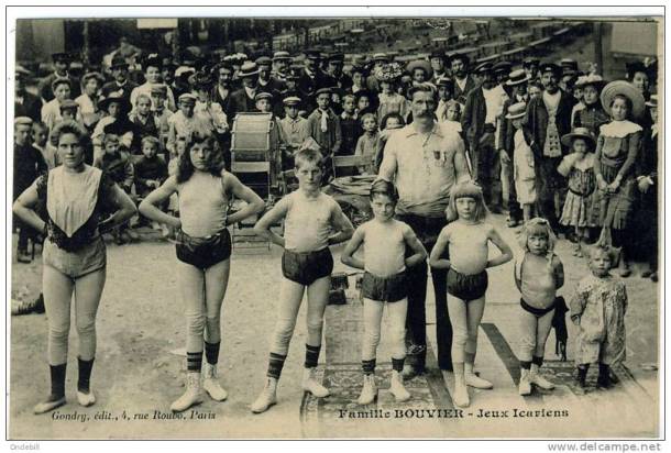 Les acrobates de la famille Bouvier, à la Foire aux Pains d’Épices, Boulevard Voltaire -1909 - photo Gondry