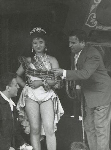 Reine de la Foire du Trone Esmeralda à la Menagerie Lambert 1960